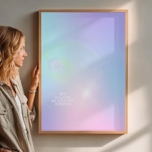 Puede incluir: Una lámina decorativa rectangular en un marco de madera clara con un fondo de degradado suave en tonos pastel azul, violeta y rosa. La lámina incluye el texto en blanco: BEN, 8.6.2026, WE LOVE YOU FOREVER, centrado en la parte inferior.