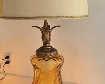 Große MCM Hollywood Regency Style Bernsteinfarbene Glas Tischlampe mit Nachtlicht
