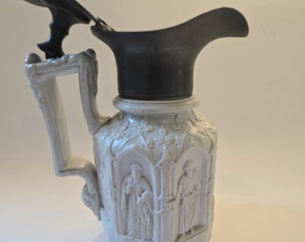 Jarra de gres antigua de estilo gótico con la figura de un apóstol, fabricada por Charles Meigh en Hanley, Inglaterra, alrededor de 1842.