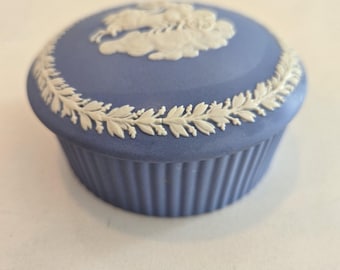 Caja de baratijas vintage de Wedgwood Blue Jasperware, plato con camafeo de Cupido dormido