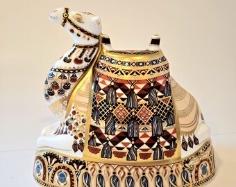 Pisapapeles Royal Crown Derby Old Imari Camel – Porcelana inglesa, detalles en oro de 22 quilates