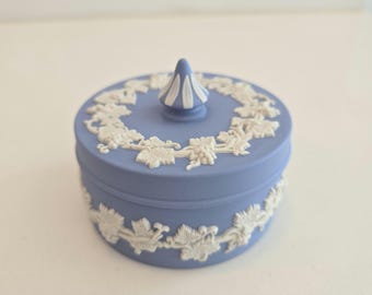 Caja de baratijas vintage de Wedgwood Jasperware, plato redondo para joyas con bajorrelieve de vid azul