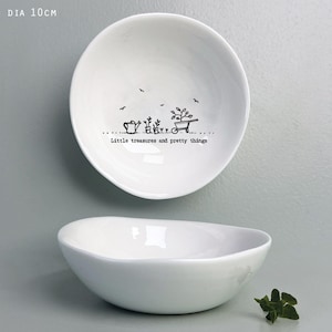 Bol mediano de porcelana East of India con forma irregular - Pequeños tesoros, plato para joyas, plato para anillos, regalo para ella, regalo para una amiga, regalo sin motivo especial