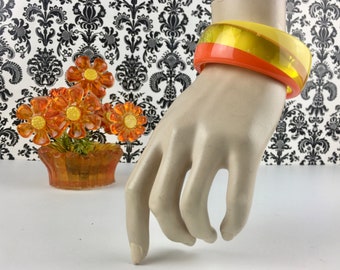 super mod, 1960er Jahre Lucite Armband - orange + gelb + durchscheinend - vintage Armreif, psychedelisch sixties, 70er Jahre, Statement Piece, Twiggy chic