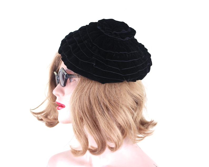 pillbox PARISIAN CHIC tiered beret 1950s black velvet spiral cocktail hat spiraled ruffles nautilus 1960s fascinator
