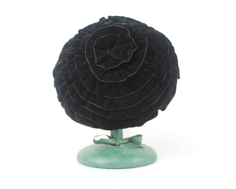 pillbox PARISIAN CHIC tiered beret 1950s black velvet spiral cocktail hat spiraled ruffles nautilus 1960s fascinator