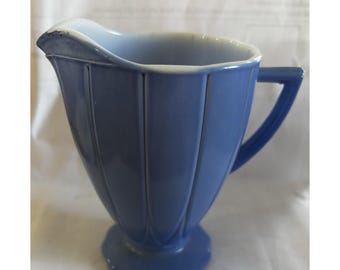 Lattiera in vetro blu latte con motivo a forcina Hazel Atlas Newport a forma di cono e fiore di cono.