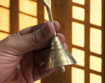 Campana de mano vintage de latón dorado para recepción y decoración del hogar.