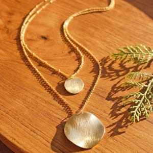Mehrreihige Doppelscheibenkette aus gebürstetem Gold [18 Karat vergoldet]