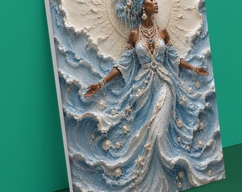 Puede incluir: Una pieza de arte mural texturizada que representa una figura con un vestido azul y blanco fluido adornado con conchas y estrellas de mar. La figura lleva un tocado elaborado y joyas de perlas sobre un fondo con diseño de rayos de sol.