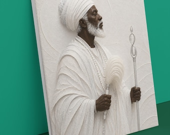 Puede incluir: Una pieza de arte mural blanca texturizada que representa a una persona de tez oscura con turbante y túnicas blancas. La figura sostiene un abanico de plumas blancas y un bastón plateado con un símbolo de infinito. Se ve una paloma blanca.