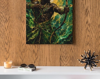 Op de afbeelding: Een rechthoekige wandkunstprint met een donkerhuidige boogschutter die een pijl en boog richt. De figuur draagt groene en gouden kleding met een pijlkoker op de rug, tegen een achtergrond van wervelende groene marmertexturen en een grote gouden zon.