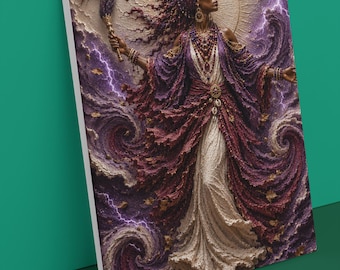Op de afbeelding: Een rechthoekige canvasprint met een getextureerde illustratie van een persoon met een donkere huidskleur in een paars-wit gelaagd kledingstuk, een hoofddoek en kralensieraden. De figuur houdt een veren waaier vast te midden van paarse wolken en bliksem.