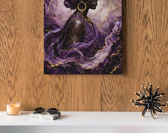 Op de afbeelding: Een rechthoekige wandkunstprint met een profielportret van een persoon met een donkere huidskleur, een paarse hoofddoek en gouden oorringen, tegen een wervelende paarse en gouden marmerachtige achtergrond met een cirkelvormig gouden halo-ontwerp.