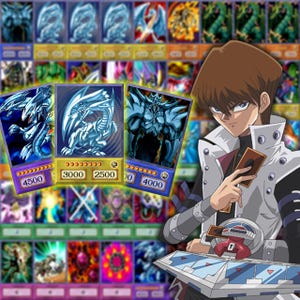 Peut inclure: Un personnage aux cheveux bruns portant une veste blanche et une chemise noire, tenant une carte brune, à côté de trois cartes à collectionner illustrant un dragon bleu, un dragon blanc et une silhouette bleue, sur un fond de grille de cartes.