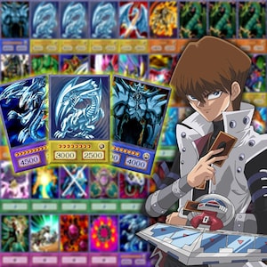 Op de afbeelding: Een Yu-Gi-Oh! ruilkaartspel display met een personage in een witte jas die een kaart vasthoudt, met drie prominente kaarten met Blue-Eyes Ultimate Dragon, Blue-Eyes White Dragon en Obelisk the Tormentor tegen een achtergrond van kaarten.