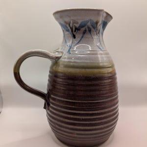 Brocca in ceramica fatta a mano e firmata, brocca in ceramica dipinta a mano, brocca per acqua in ceramica artigianale