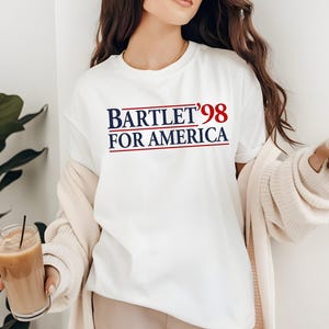 バートレット98フォーアメリカTシャツ、コンフォートカラーズレトロ政治Tシャツ、ザ・ホワイトハウスファンギフト、ヴィンテージスタイルキャンペーンTシャツ