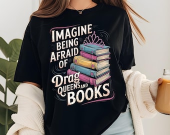 Imagina tener miedo a las drag queens y a los libros. Camiseta corta holgada, top corto con meme político divertido, camiseta feminista, camiseta con mensaje progresista.