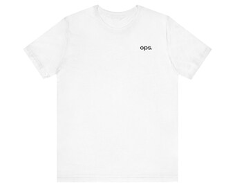 Camiseta minimalista con logo "ops." / Estampado discreto en pecho y espalda.