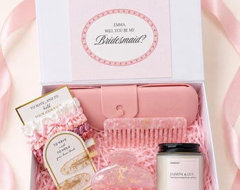 Gepersonaliseerde geschenkdoos bruidsmeisje, blushroze cadeauset met make-upzakje, kaars, haarklauw, kam en zijden scrunchies