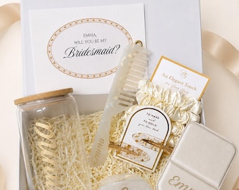 Gepersonaliseerde geschenkdoos voor bruidsmeisje, elegante crèmekleurige cadeauset met glazen beker, kam, spiegel en haaraccessoires, Will You Be My Bruidsmeisjesdoos