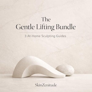 Puede incluir: Una composición minimalista con una escultura abstracta color crema y una pequeña piedra redonda. El texto dice "The Gentle Lifting Bundle" con "3 At-Home Sculpting Guides" debajo. La marca "SkinZenitude" está en la parte inferior.
