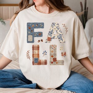 Herbstliches Flanell-Shirt mit Buchstaben und Zitat (PNG), Herbstgrafik, Vintage-Stoffapplikation, Herbst-Shirt für Mütter, Patchwork-Herbstmotiv (PNG)