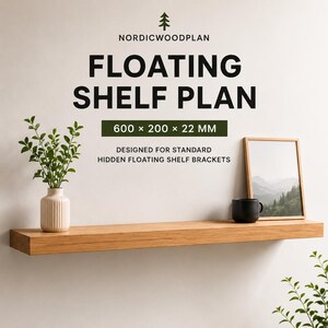 Peut inclure: Un plan d'étagère flottante en bois avec le texte "FLOATING SHELF PLAN". L'étagère mesure 60 cm x 20 cm x 2,2 cm. Une photo encadrée, une tasse noire et un vase avec de la verdure sont sur l'étagère.
