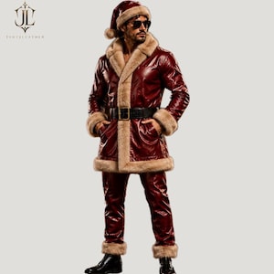 Könnte beinhalten: Ein burgunderfarbenes Weihnachtsmann-Kostüm mit glänzendem Finish, mit Kunstfellbesatz an Jacke, Hut und Hosenbündchen. Das Outfit umfasst einen schwarzen Gürtel und eine passende Hose. Die Person trägt schwarze Schuhe und eine Sonnenbrille.