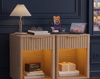 溝彫りオーク材ナイトスタンドセット｜充電機能とLEDライト付きミッドセンチュリーモダンベッドサイドテーブル