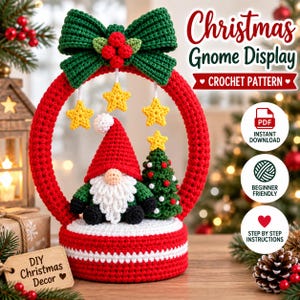 Könnte beinhalten: Eine Häkelanleitung für ein Weihnachts-Gnom-Display mit einer rot-weißen runden Basis, einem Gnom mit roter Mütze und weißem Bart, einem kleinen grünen Weihnachtsbaum sowie einer großen grünen Schleife mit roten Beeren und gelben Sternen.