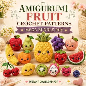 Può includere: Una collezione di modelli all'uncinetto di frutta amigurumi colorati, tra cui una mela, una pera, un ananas, uva, una pesca, una banana, un'arancia, una fragola, un'anguria, ciliegie, un limone, un kiwi, un frutto del drago e un lampone. Il testo recita "Amigurumi Fruit Crochet Patterns Mega Bundle PDF".
