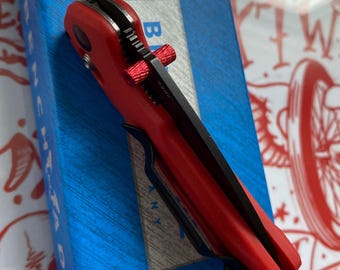 Cuchillos Benchmade SUPER-GRIP de acción rápida con perno para el pulgar de doble cara. Modelos Benchmade listados a continuación (opciones de color).