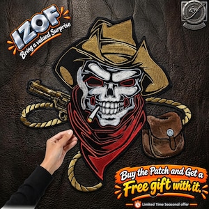 Könnte beinhalten: Ein gestickter Aufnäher mit einem Totenkopf, der einen beigen Cowboyhut und ein rotes Halstuch trägt und eine Zigarette im Mund hat. Das Design umfasst einen goldenen Revolver, ein aufgerolltes Seil und eine braune Ledertasche in Stickoptik.