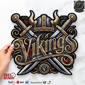 Könnte beinhalten: Ein dekorativer Stickaufnäher mit einem zentralen gehörnten Helm über zwei gekreuzten Schwertern. Das Wort VIKINGS ist in großen, gold umrandeten Buchstaben in der Mitte geschrieben. Das Design enthält schwarze, goldene, silberne und rote Akzente.