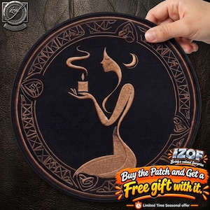 Pode incluir: Um emblema circular bordado em preto com a silhueta cor de cobre de uma pessoa ajoelhada segurando uma vela acesa com fumaça. O design é emoldurado por uma borda decorativa com padrões geométricos e um símbolo de lua crescente.