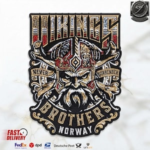 Könnte beinhalten: Ein rechteckiger bestickter Aufnäher mit einem zentralen Wikingerkrieger in einem gehörnten Helm, umgeben von dem Text VIKINGS, NEVER SURRENDER, BROTHERS und NORWAY. Das Design verwendet schwarzes, goldenes, weißes und rotes Garn mit Details.