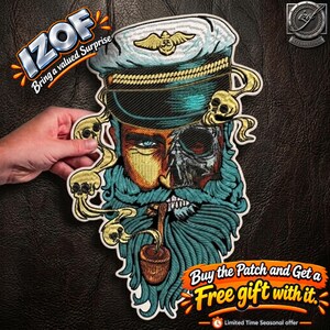 Puede incluir: Un parche bordado que muestra a un marinero con barba color verde azulado, una gorra de capitán con un emblema dorado y una cara de calavera en un lado. El diseño incluye una pipa marrón, calaveras pequeñas y humo en tonos amarillos y dorados.
