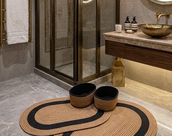 2-piece bathroom mat with wicker look.