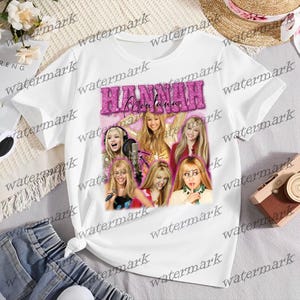 K&ouml;nnte beinhalten: Wei&szlig;es T-Shirt mit einem rosa Glitzerdesign mit dem Namen "HANNAH Montana" und einer Collage von Bildern der Figur. Das Design enth&auml;lt mehrere Fotos der Figur in verschiedenen Posen.