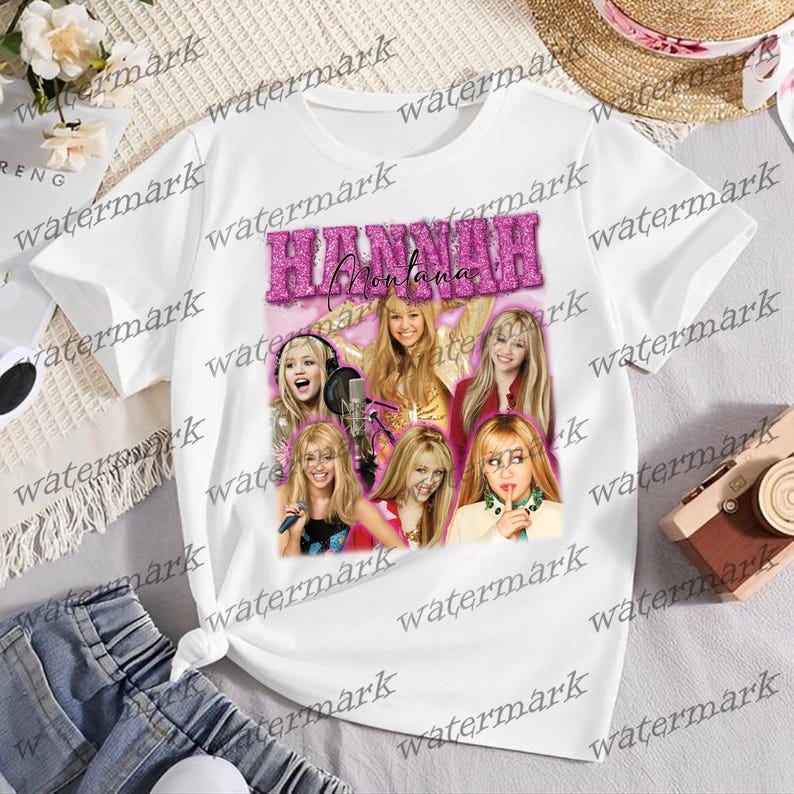 K&ouml;nnte beinhalten: Wei&szlig;es T-Shirt mit einem rosa Glitzerdesign mit dem Namen "HANNAH Montana" und einer Collage von Bildern der Figur. Das Design enth&auml;lt mehrere Fotos der Figur in verschiedenen Posen.
