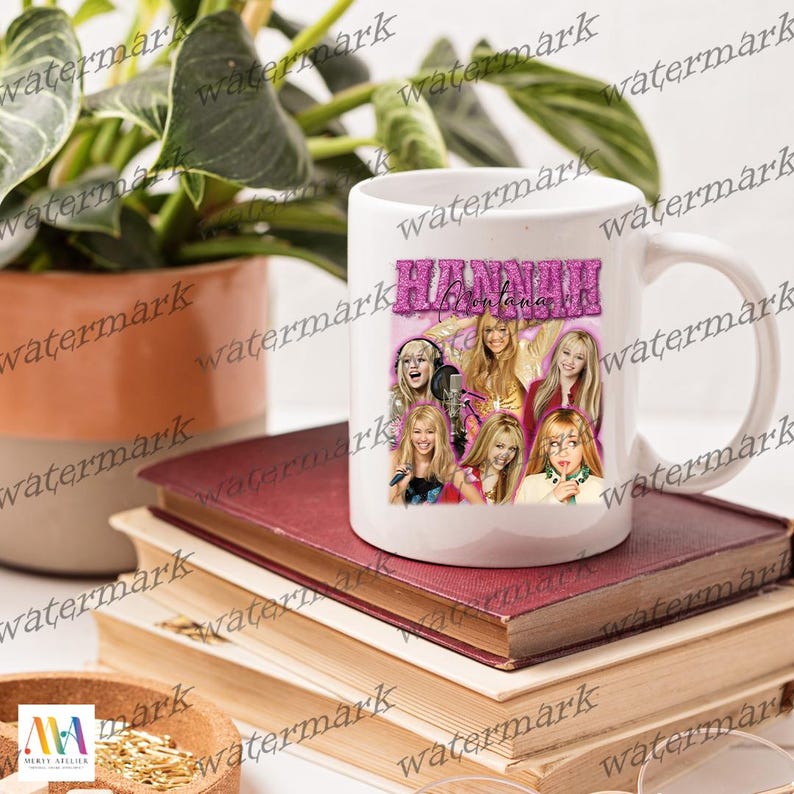 K&ouml;nnte beinhalten: Wei&szlig;e Keramik-Tasse mit dem Schriftzug "HANNAH MONTANA" und einer Collage von Bildern. Das Design enth&auml;lt mehrere Fotos einer blonden Frau mit einem Mikrofon. Die Tasse steht auf einem Stapel B&uuml;cher.