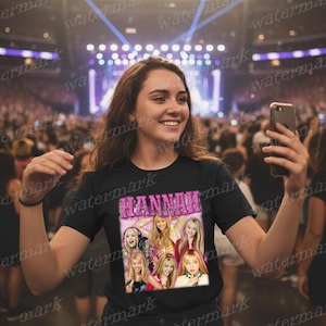 K&ouml;nnte beinhalten: Schwarzes T-Shirt mit einer Collage von Bildern und dem Namen "HANNAH MONTANA" in rosa Glitzerbuchstaben. Das Shirt zeigt verschiedene Posen des Motivs. Die Person h&auml;lt ein Telefon.
