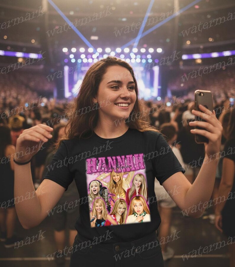K&ouml;nnte beinhalten: Schwarzes T-Shirt mit einer Collage von Bildern und dem Namen "HANNAH MONTANA" in rosa Glitzerbuchstaben. Das Shirt zeigt verschiedene Posen des Motivs. Die Person h&auml;lt ein Telefon.