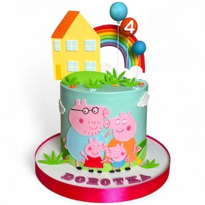 Könnte beinhalten: Ein zylindrischer Kuchen mit hellblauer Glasur, verziert mit einer Peppa Wutz-Familie, einem gelben Haus, einem Regenbogen und Luftballons mit der Zahl 4. Der Boden ist mit grünem Gras und dem Namen Dorotka in lila Buchstaben dekoriert.