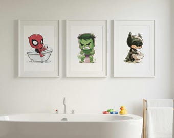 Conjunto de 3 pôsteres decorativos para banheiro com super-heróis: Homem-Aranha, Batman e Hulk.