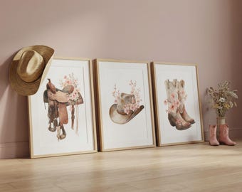 Conjunto de 3 pôsteres para quarto de bebê com tema de caubói – Botas florais, chapéu e sela. Arte para quarto de menina com estilo faroeste.