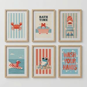 Könnte beinhalten: Ein Set aus sechs gerahmten Wandbildern mit Illustrationen eines roten Krebses, eines Frosches in einer Badewanne mit dem Text BATH TIME, einer Ente mit Handtuch, eines Dackels auf einem Surfbrett, eines Frosches im Liegestuhl und dem Text WASH YOUR HANDS.