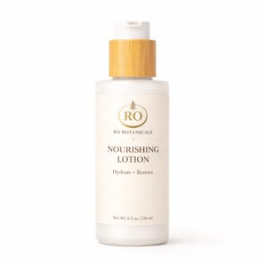 Pu&ograve; includere: Una bottiglia bianca di lozione nutriente RO Botanicals con un tappo in bamb&ugrave; marrone chiaro. L'etichetta include il nome del marchio, il nome del prodotto e le parole "Hydrate + Restore". La bottiglia contiene 236 ml di lozione.